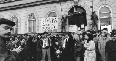 Studenti před budouvou Hollar 1989
