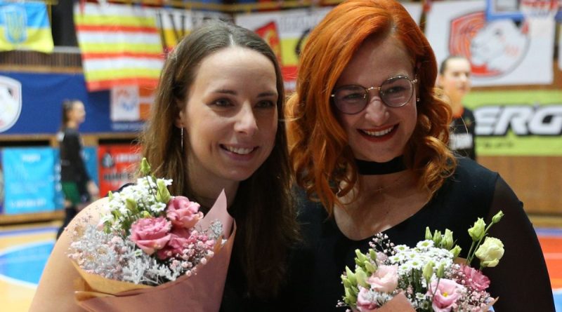 Kateřina Zavázalová (zleva) a Andrea Klaudová si přebírají ocenění. Autor: Luboš Lorinc