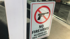 Zákaz zbraní na skleněných dveřích