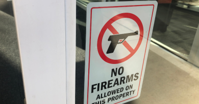 Zákaz zbraní na skleněných dveřích